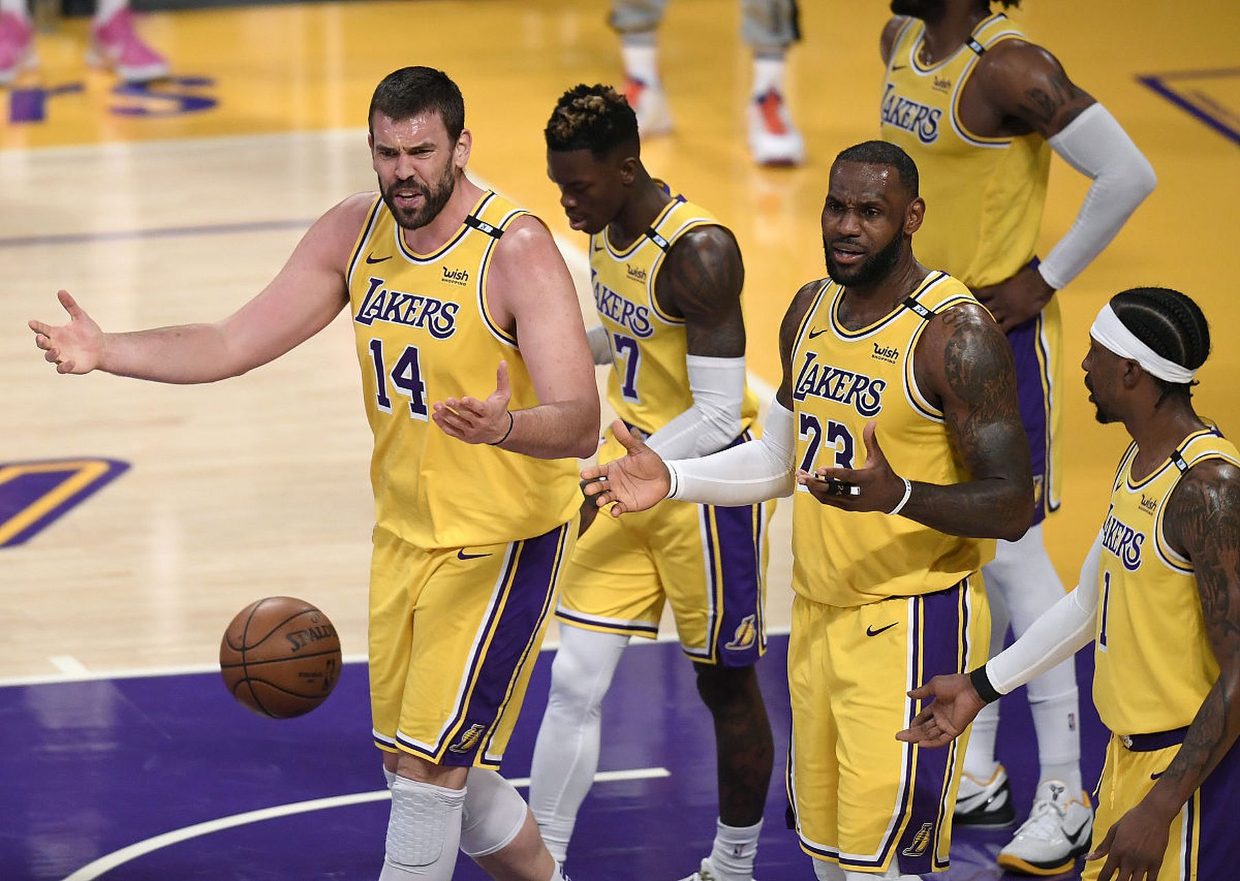 主场气氛火爆!NBA比赛中球迷狂欢 主场气氛火爆!NBA比赛中球迷狂欢