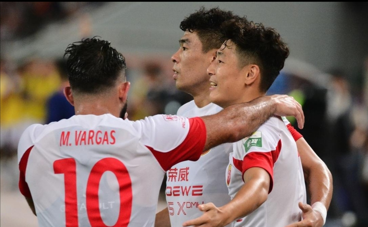 爱游戏中国官网-山东鲁能补时绝平，客场战平上海申花