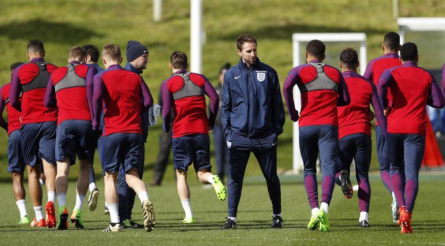 拜仁慕尼黑球员集体训练备战 拜仁慕尼黑球员集体训练备战