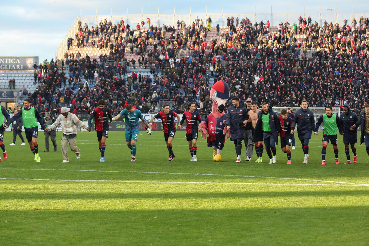 爱游戏官网入口-包含临门一脚！足球队员绝杀带走胜利的词条