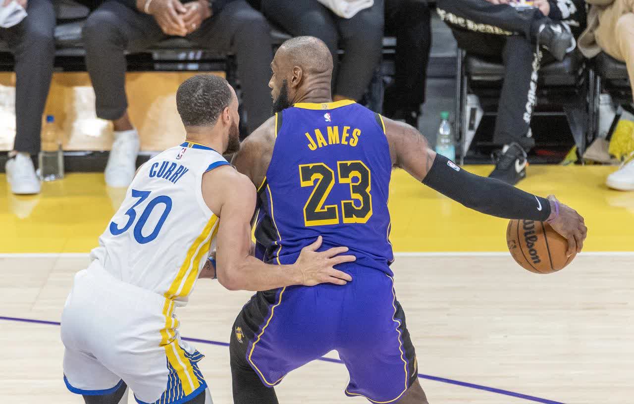 爱游戏app下载-关于湖人主场告负：詹姆斯全力拼搏助球队遭遇失利实力不济的信息