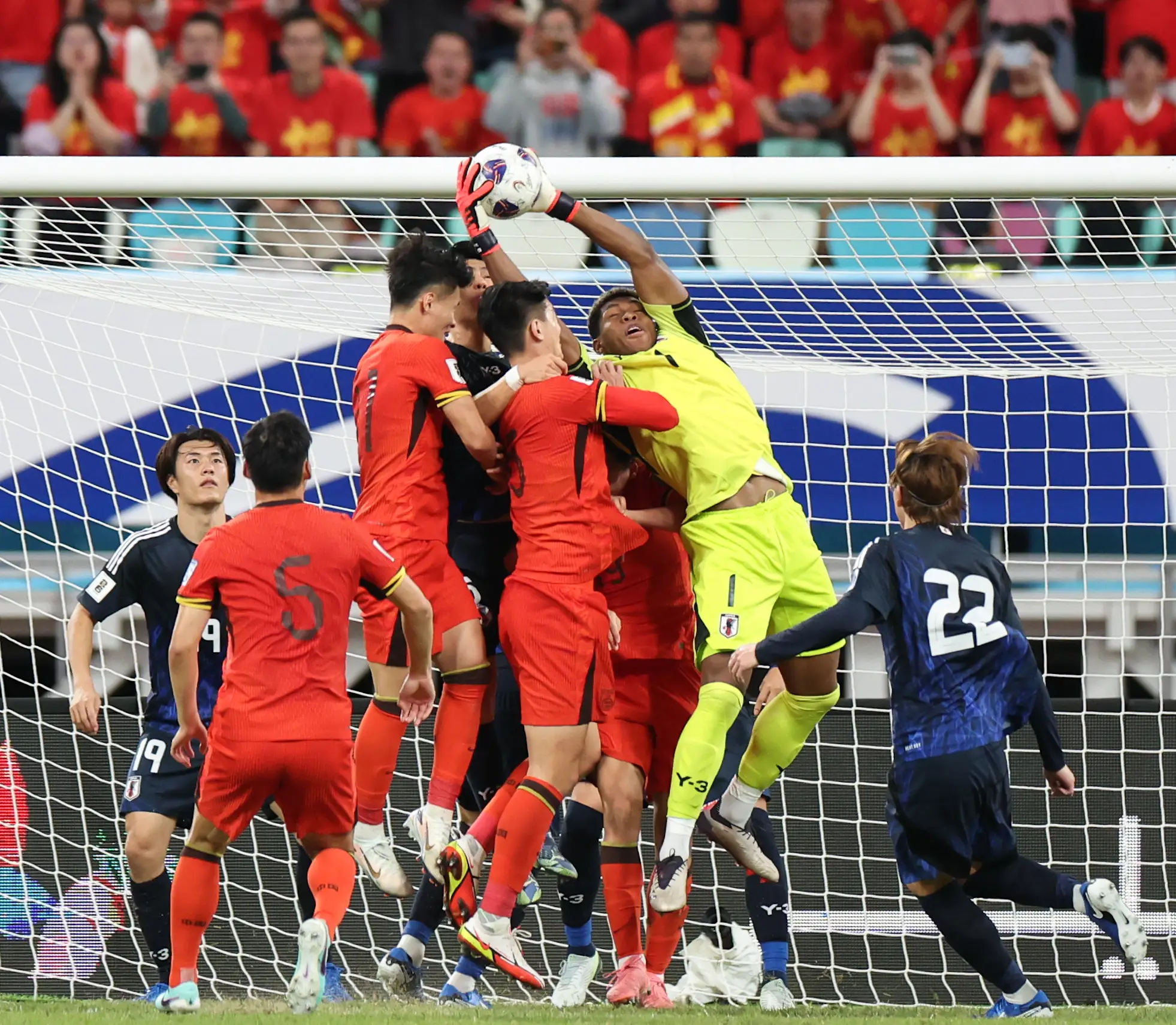 爱游戏官方入口-央视独家报道国内足球盛况，球迷热情高涨