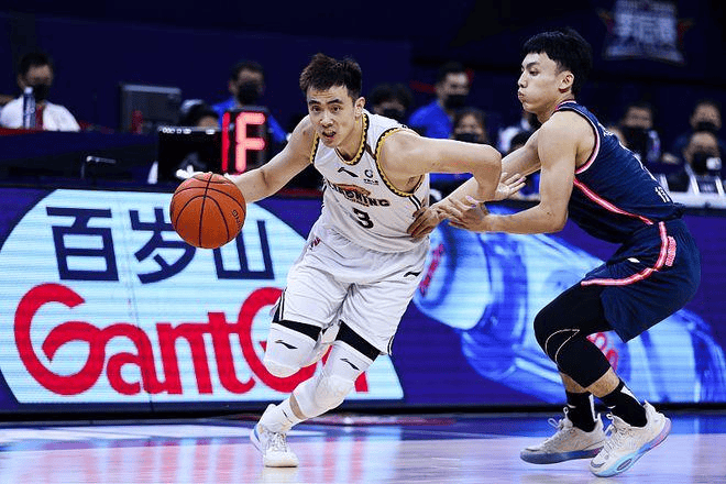 爱游戏在线登录-助攻王争夺战，篮球场上的战术较量！