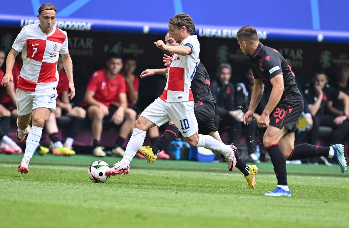 欧国联激情燃烧,球员全力拼搏的简单介绍 欧国联激情燃烧,球员全力拼搏的简单介绍