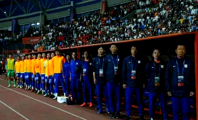 年轻球员崭露头角,与老将合力取胜的简单介绍 年轻球员崭露头角,与老将合力取胜的简单介绍