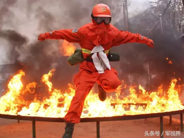 爱游戏-包含场上犹如烈火战场，球员奋战到最后一刻的词条