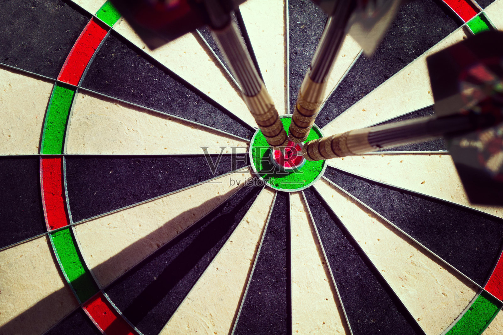 爱游戏入口-埃及选手在射击比赛中击中靶心