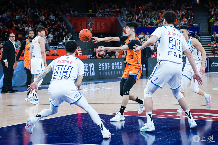 上海男篮稳定发挥,战胜对手晋级下一轮 上海男篮稳定发挥,战胜对手晋级下一轮