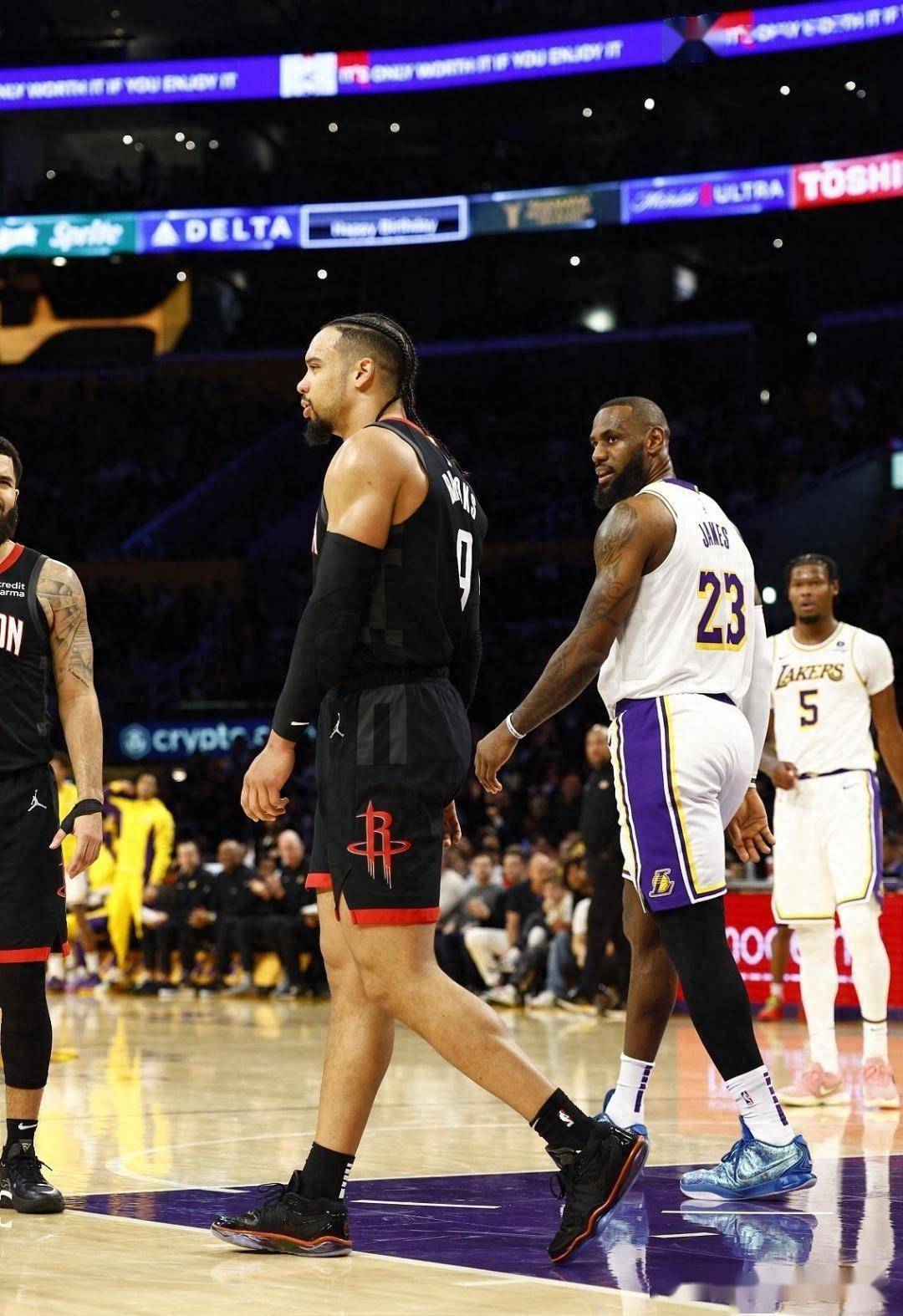 爱游戏在线-火箭不敌湖人逆转遭遇败局